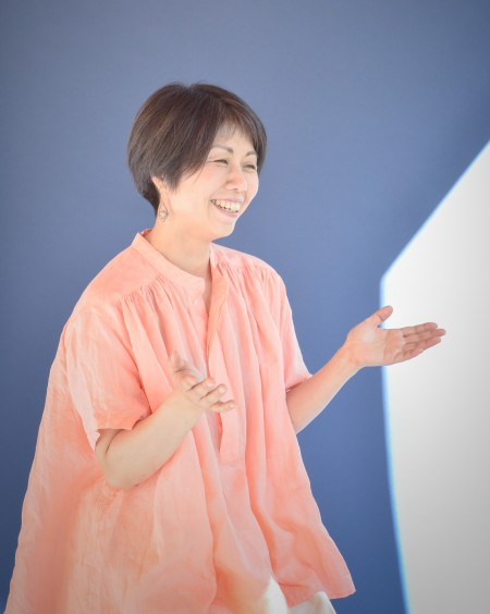 笑顔で語りかける西川真木枝